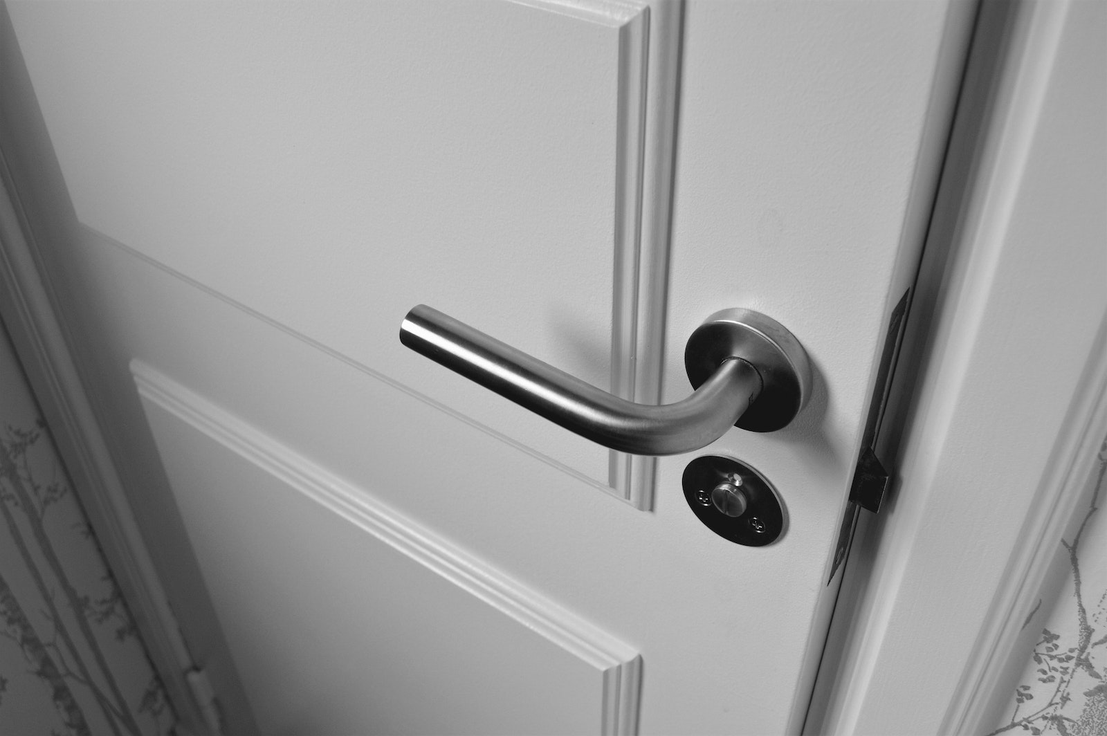 How to Keep Door From Closing Properly